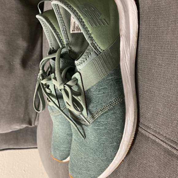 New Balance slip on tennis shoes. Worn 2x size 8.5. - Picture 2 of 5